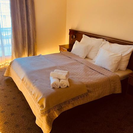 A01 Setany-Silverine Apartmanhaz-Orzoett Parkoloval บาลาตอนฟือเรด ภายนอก รูปภาพ