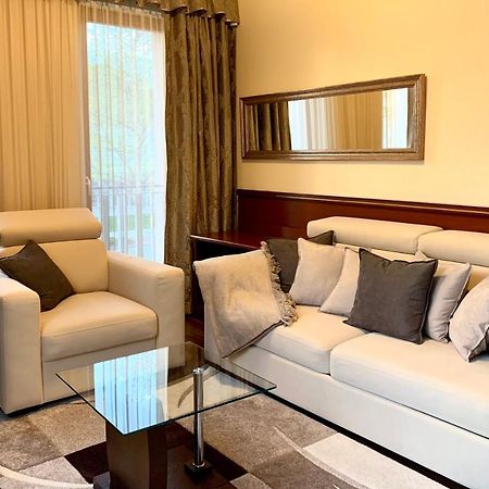 A01 Setany-Silverine Apartmanhaz-Orzoett Parkoloval บาลาตอนฟือเรด ภายนอก รูปภาพ