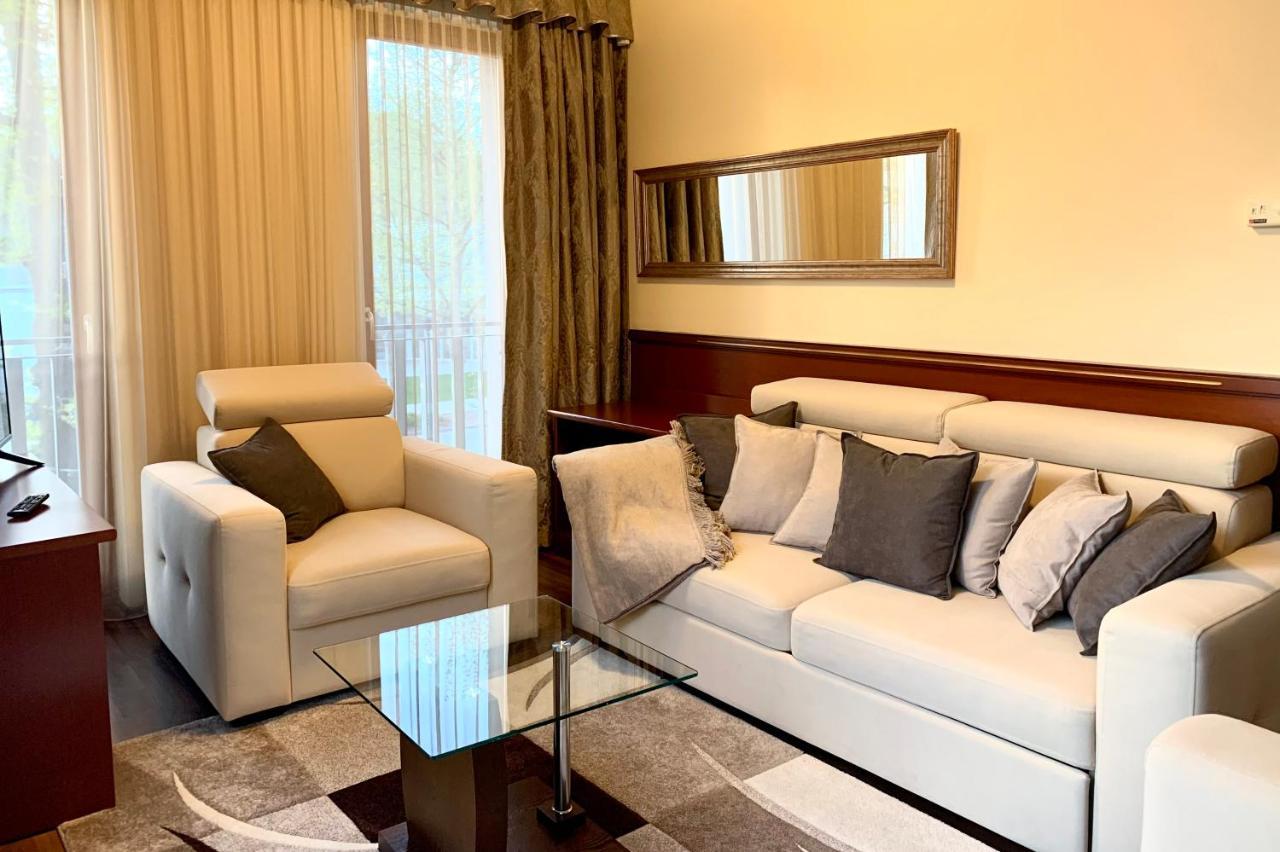 A01 Setany-Silverine Apartmanhaz-Orzoett Parkoloval บาลาตอนฟือเรด ภายนอก รูปภาพ
